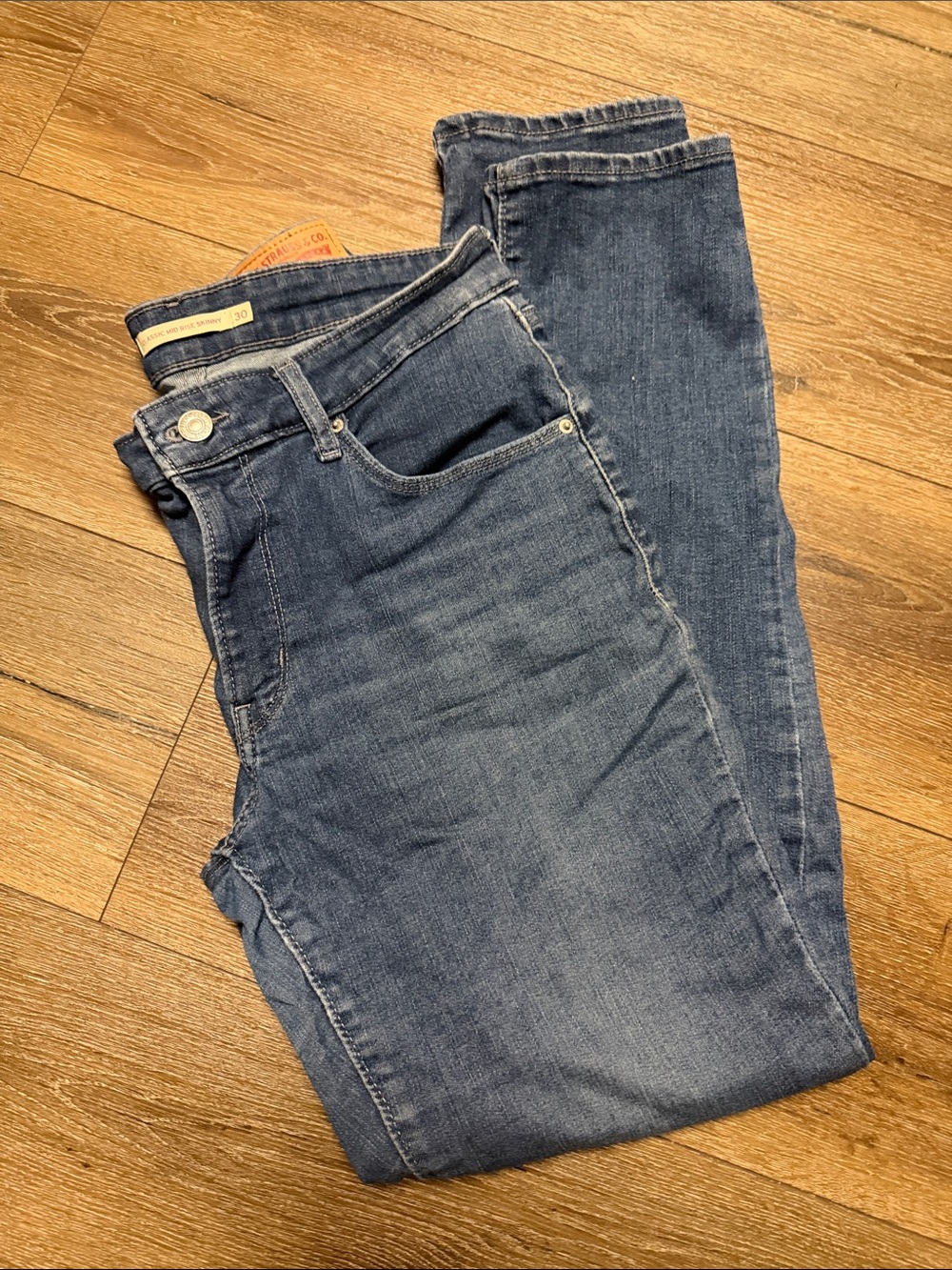 Levi's Women's classic mid rise Skinny Jeans in medium Blue Wash